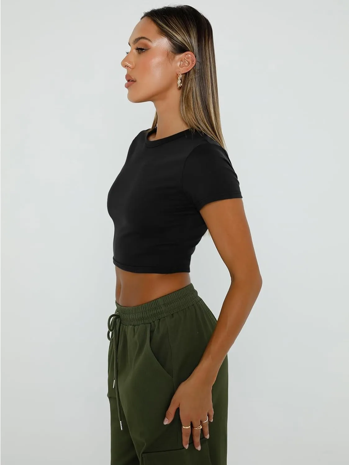 WYNNQUE Womens Crop Tops Cute Summer Scoop Neck Basic Tees Slim Fit Trendy Short Sleeve T Shirts for Teen Girls 2025
